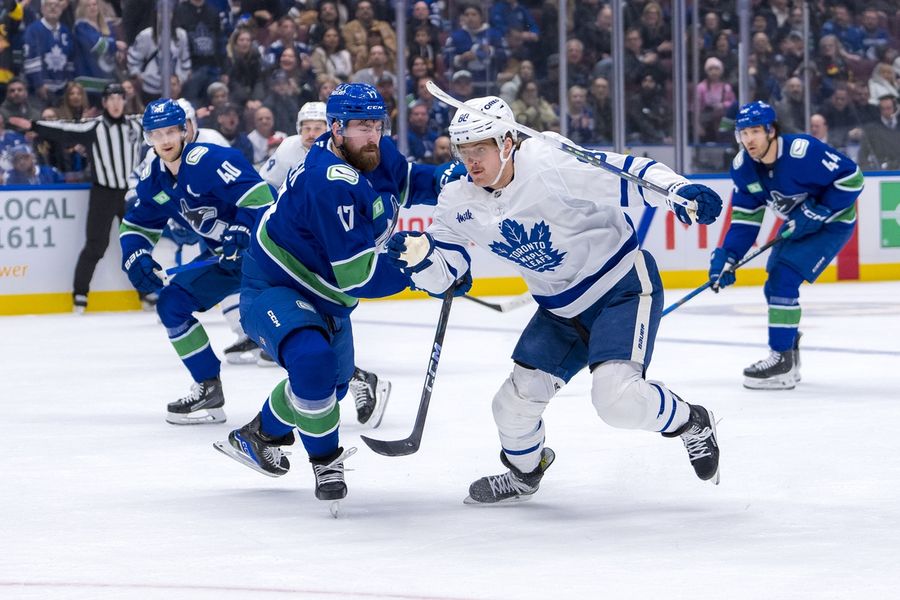 Deadspin | At home for only time all month, Maple Leafs battle Hurricanes