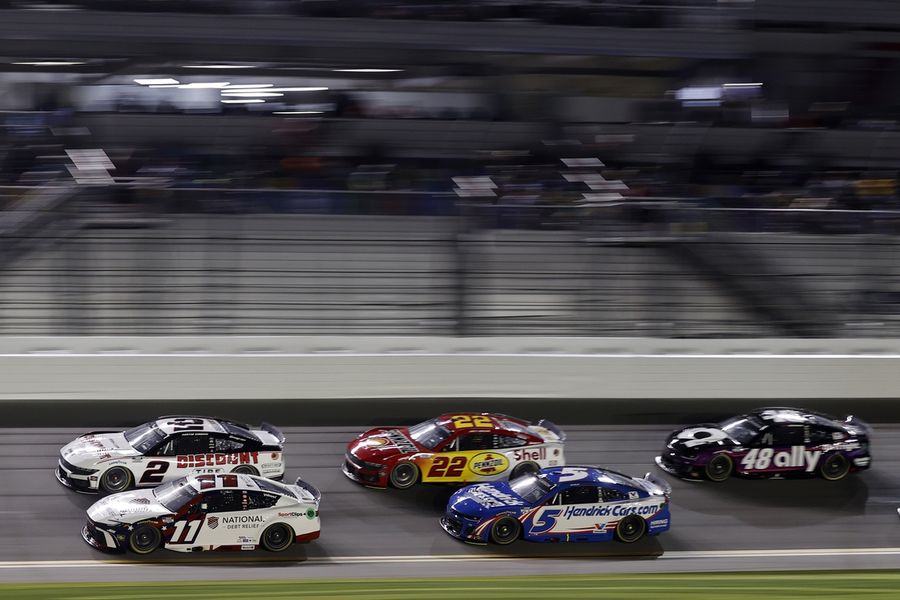 Deadspin | Austin Cindric earns tight victory in Daytona Duel 2