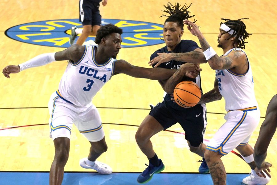 Deadspin | Battling illness, UCLA tries to extend win streak to 8 at Illinois