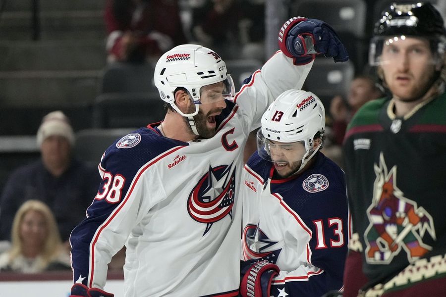 Deadspin | Blue Jackets resume playoff chase vs. Blackhawks