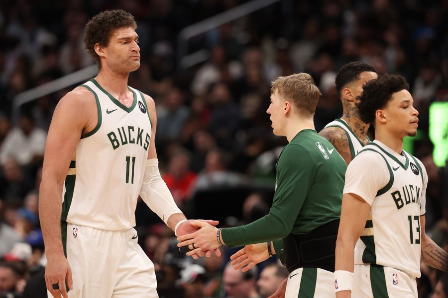 Deadspin | Brook Lopez helps short-handed Bucks get past Wizards