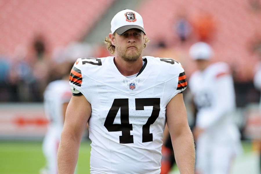 Deadspin | Browns release longtime LS Charley Hughlett