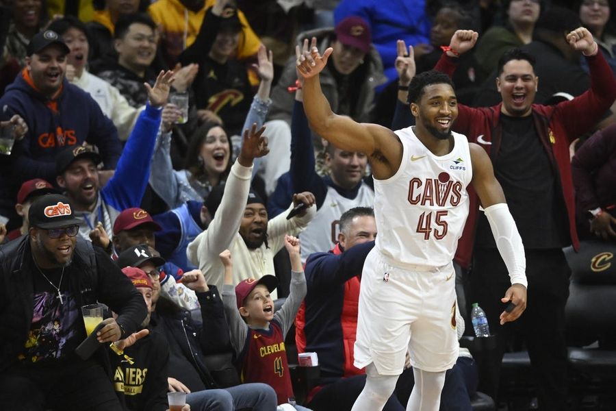 Deadspin | Cavs, already with an eye on playoffs, clash with Raptors