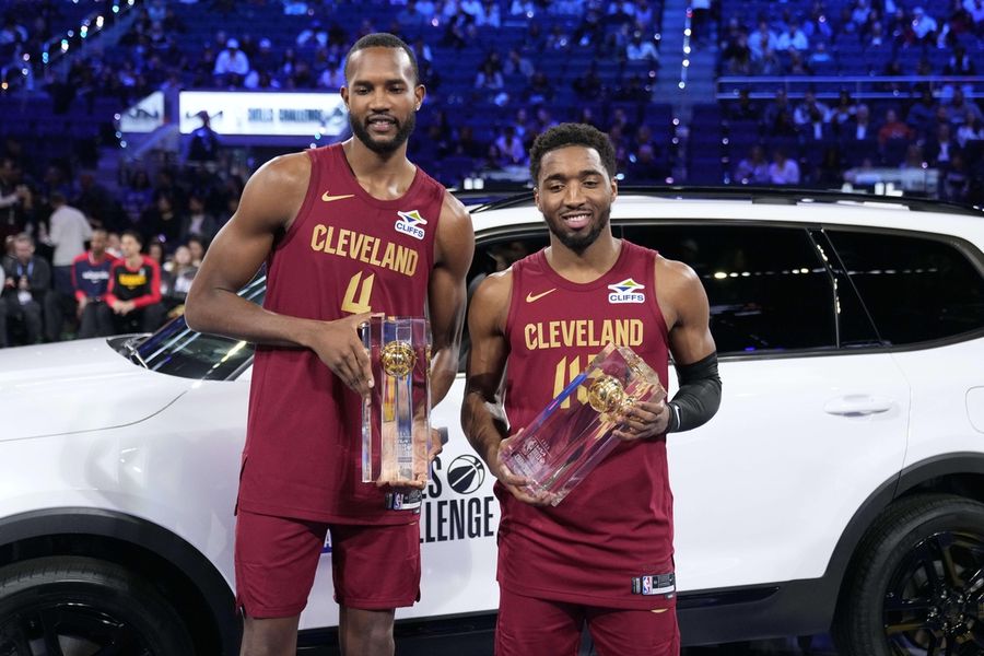 Deadspin | Cavs' Evan Mobley, Donovan Mitchell prevail in skills challenge