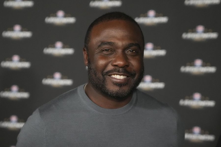 Deadspin | Colorado adds Hall of Famer Marshall Faulk to coaching staff