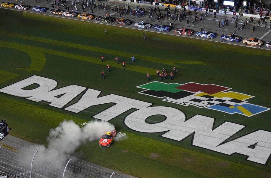 Deadspin | Daytona 500 draws mixed ratings amid rain delays