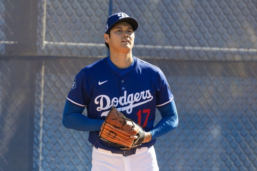 Deadspin | Dodgers star Shohei Ohtani to DH in spring debut Friday