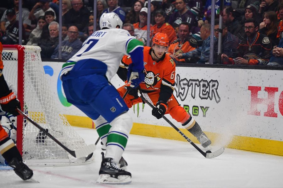 Deadspin | Ducks escape early hole, end Canucks' head-to-head hex