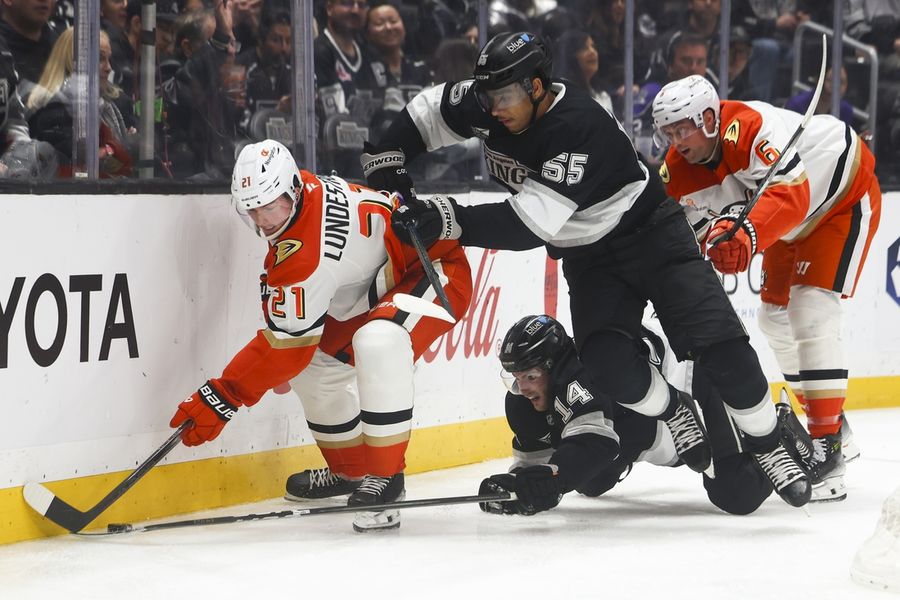 Deadspin | Ducks give up late goal, then top Kings in shootout