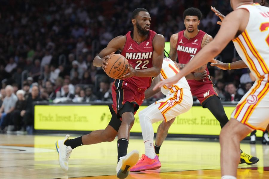 Deadspin | Heat handle Hawks to gain split of two-game series