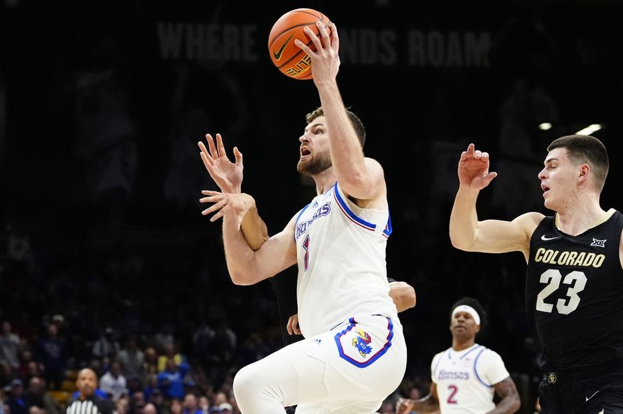 Deadspin | Hunter Dickinson erupts for 32 points to push Kansas past Colorado