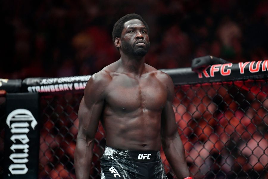 Deadspin | Jared Cannonier takes care of Gregory Rodrigues at Fight Night