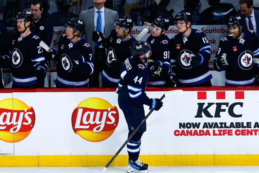 Deadspin | Jets win franchise-best 11th straight with victory over Senators