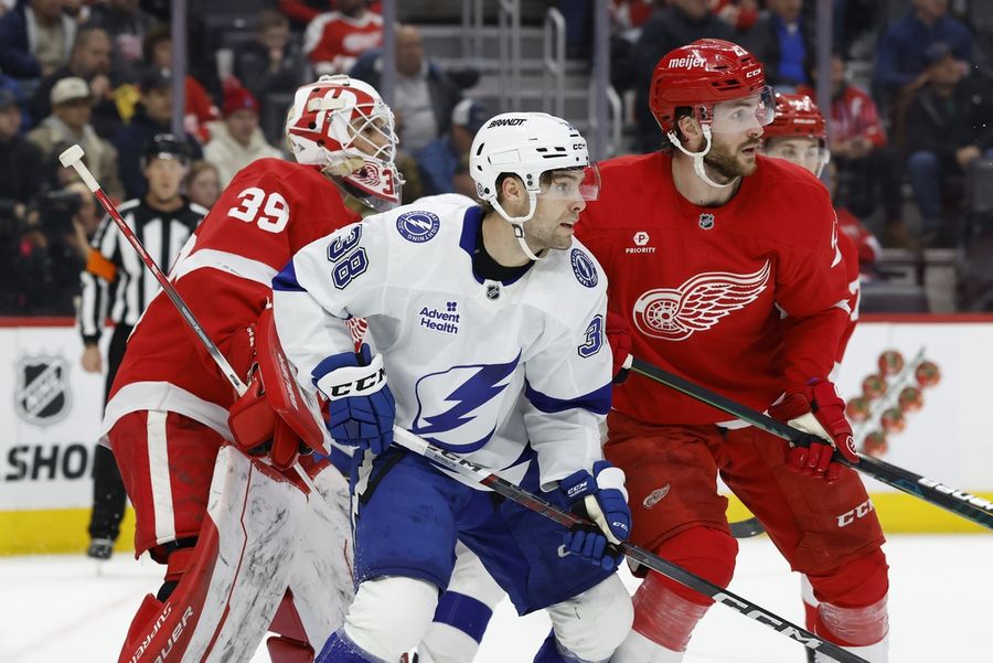 Deadspin | Lightning make most of limited opportunities to strike down Red Wings