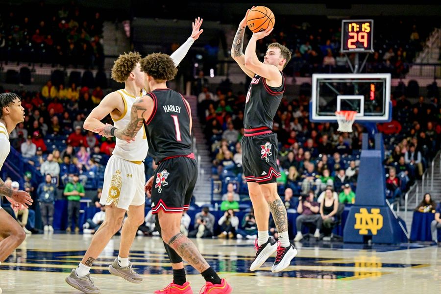 Deadspin | Louisville knocks off Notre Dame, reaches 20-win mark