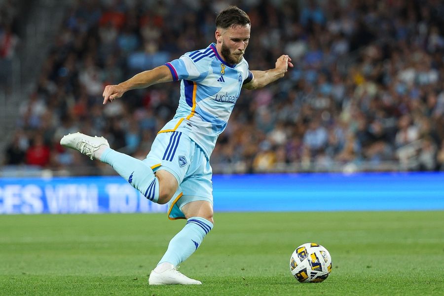 Deadspin | MLS roundup: Rapids extend D Keegan Rosenberry