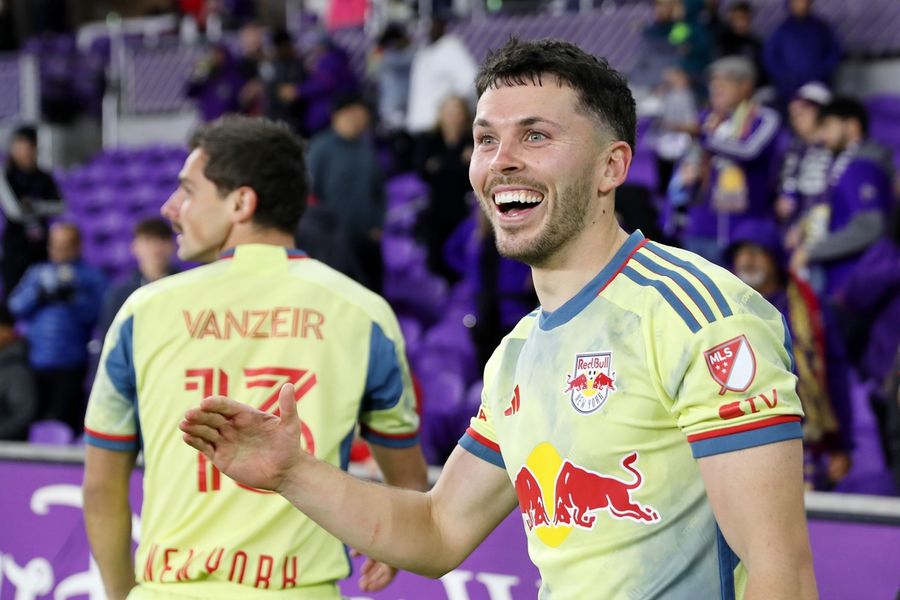 Deadspin | MLS roundup: Red Bulls re-sign M Lewis Morgan