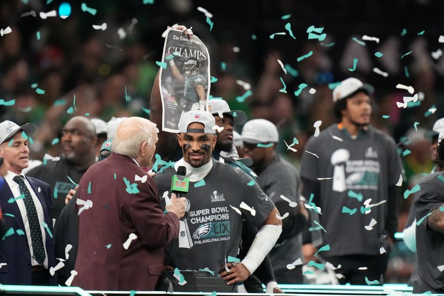 Deadspin | MVP Jalen Hurts, Eagles find multiple ways