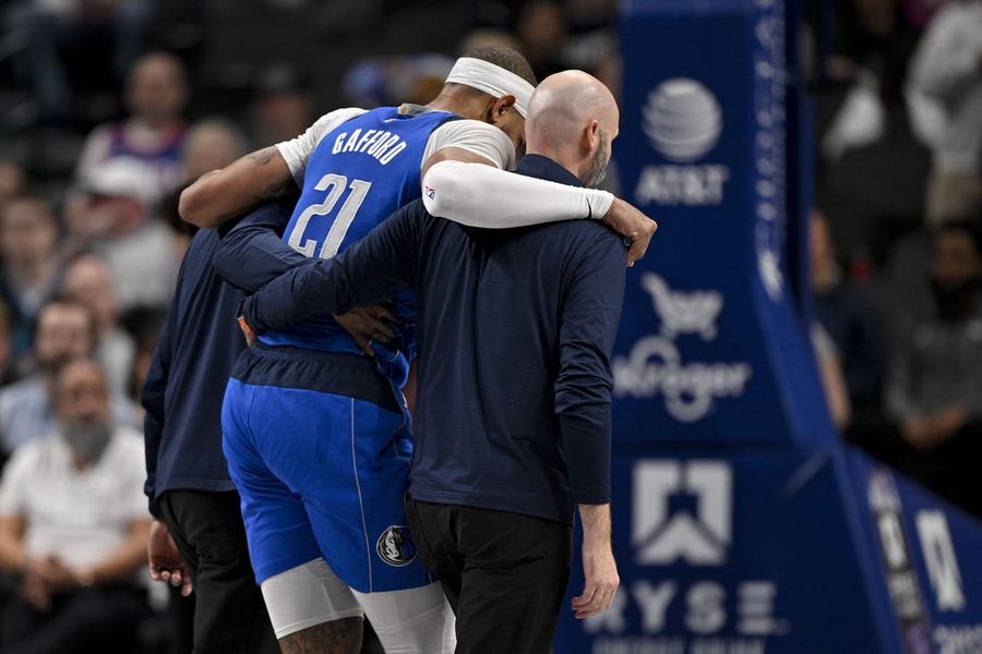 Deadspin | Mavs' Daniel Gafford helped off court with knee injury