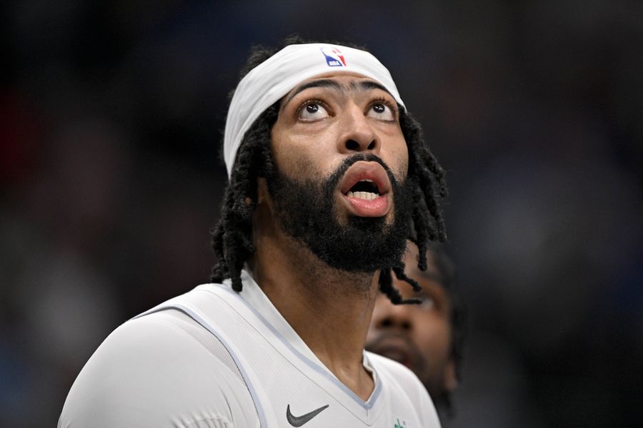 Deadspin | NBA roundup: Anthony Davis dominates, leaves early in Mavs debut