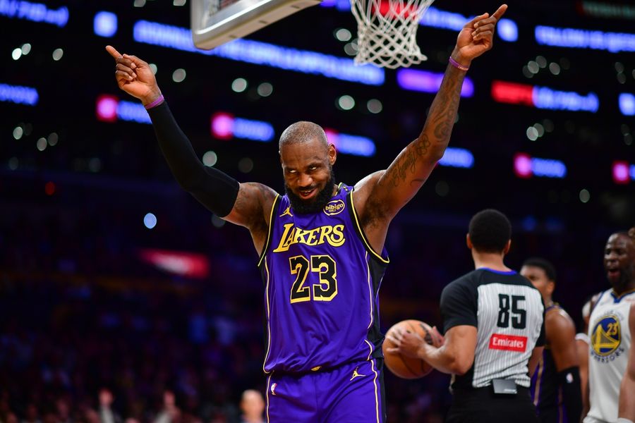 Deadspin | NBA roundup: LeBron James makes history in Lakers' win