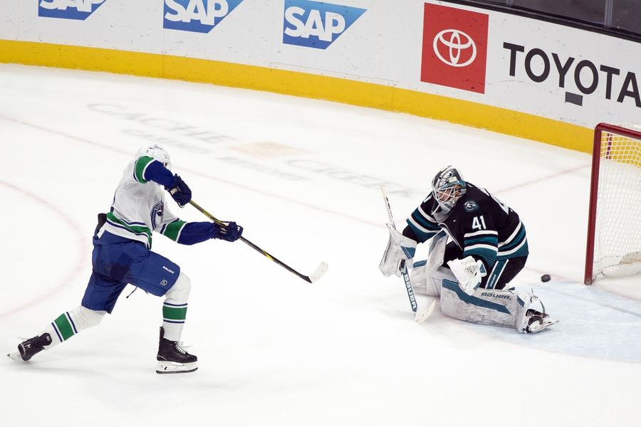 Deadspin | NHL roundup: Canucks win on Drew O’Connor's OT penalty shot