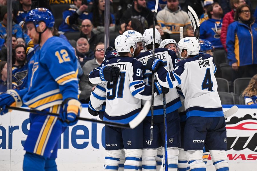 Deadspin | NHL roundup: Jets top Blues in shootout, win 9th straight