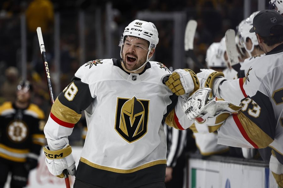 Deadspin | NHL roundup: Late goal lifts Vegas over Boston