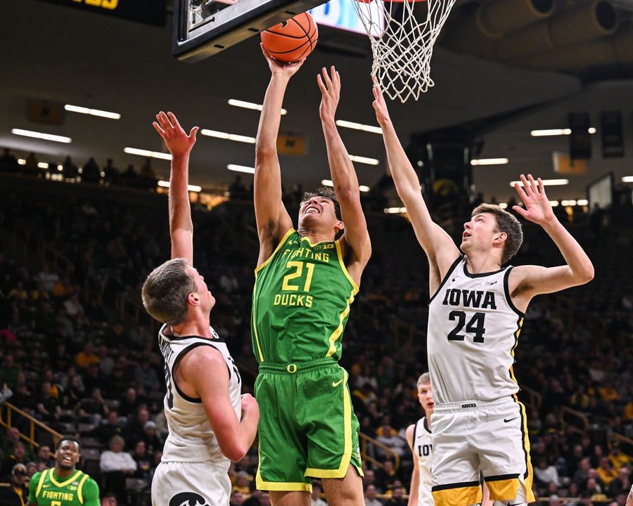 Deadspin | Nate Bittle's last-second swat seals Oregon's win over Iowa