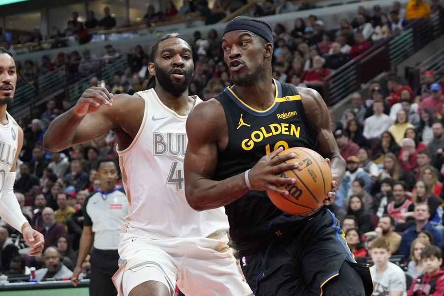 Deadspin | New faces in new places as Warriors visit Bucks