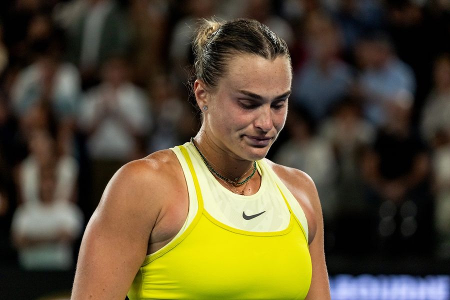 Deadspin | No. 1 Aryna Sabalenka upset in Dubai; No. 2 Iga Swiatek advances