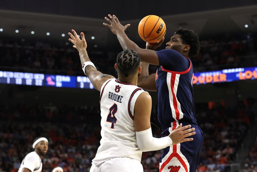 Deadspin | No. 1 Auburn hammers Ole Miss for fifth straight win