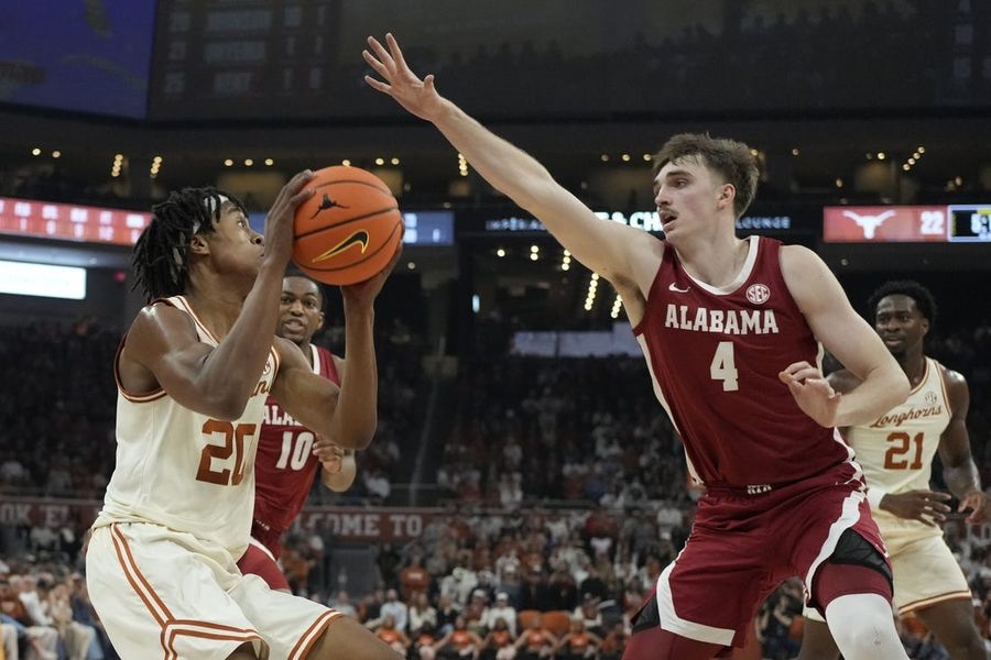 Deadspin | No. 2 Alabama rolls past Texas to 7th straight win