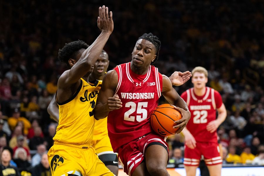 Deadspin | No. 21 Wisconsin uses late surge to down Iowa