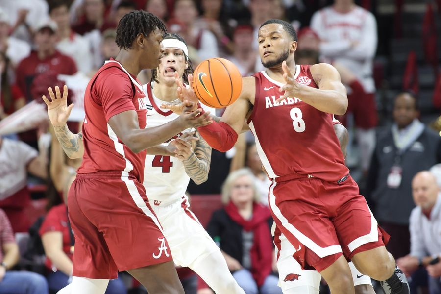 Deadspin | No. 3 Alabama holds off late Arkansas rally to tie Auburn atop SEC standings