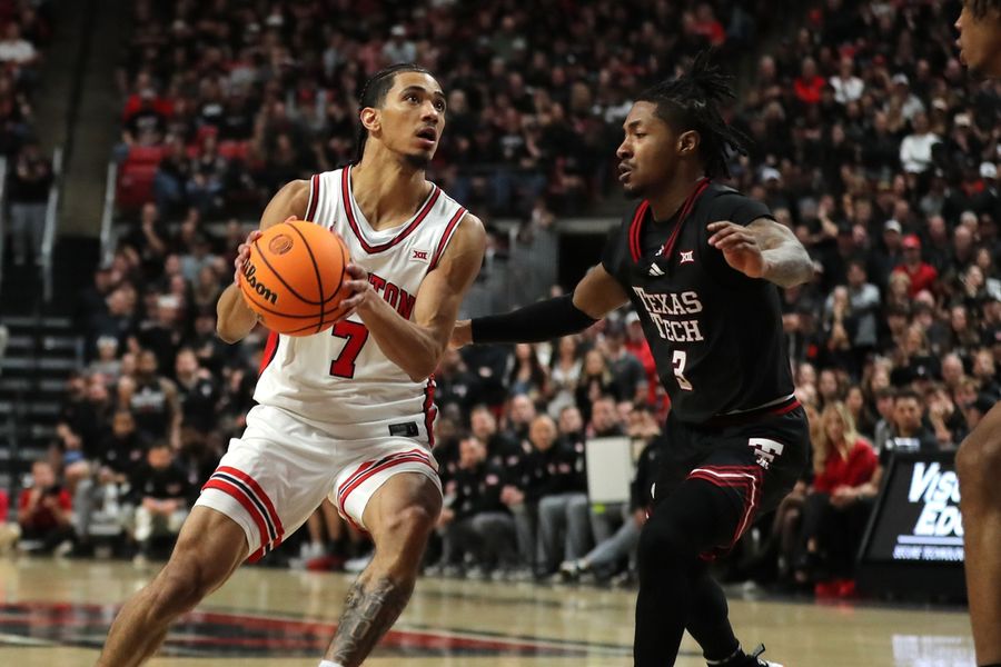 Deadspin | No. 4 Houston aims to continue torrid run in clash vs. Cincinnati