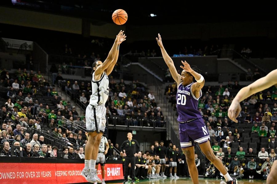 Deadspin | Oregon holds off Northwestern to end skid