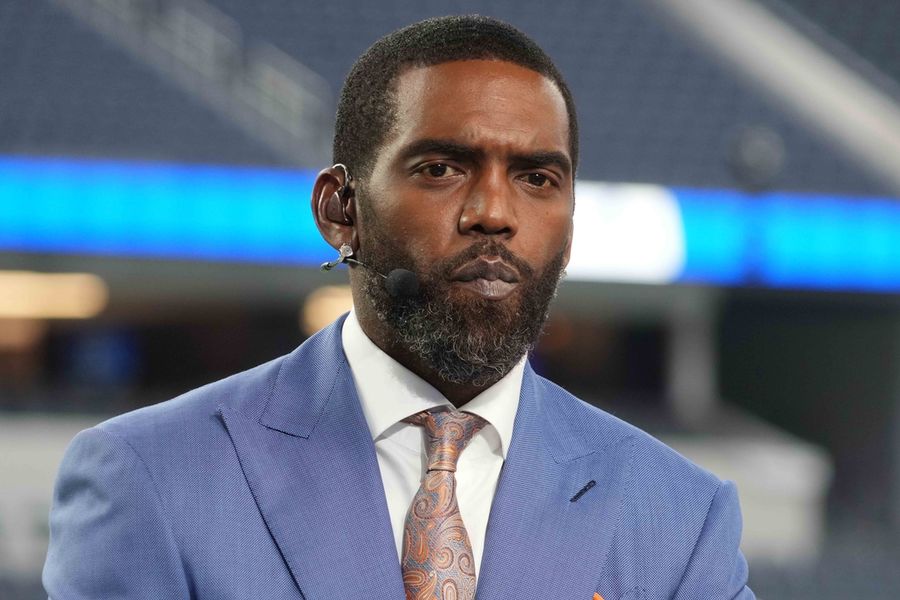 Deadspin | Randy Moss returns to ESPN set amid cancer battle