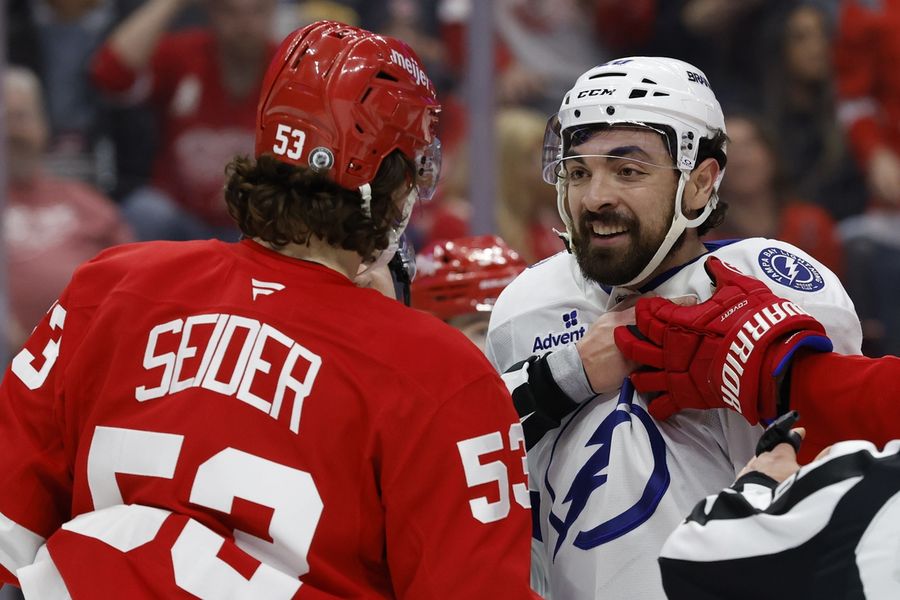 Deadspin | Red Wings chasing 8th straight win, host Lightning