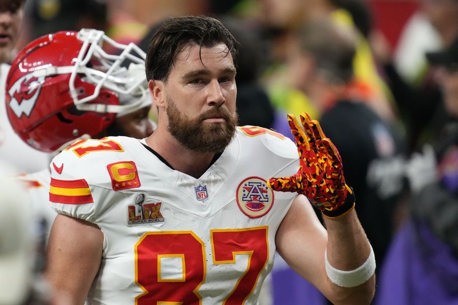 Deadspin | Report: Chiefs set deadline for Travis Kelce's return decision