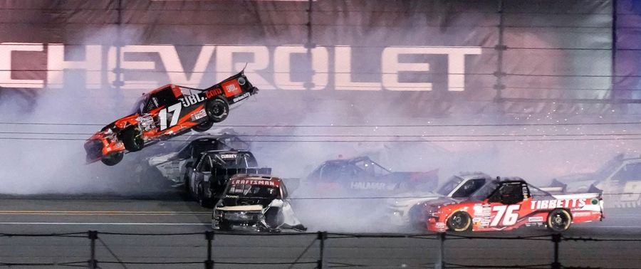 Deadspin | Steven Wilson wins at Daytona to open eNASCAR Coca-Cola iRacing season