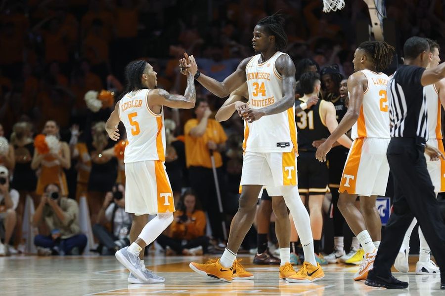 Deadspin | Top 25 roundup: No. 4 Tennessee nips No. 15 Missouri