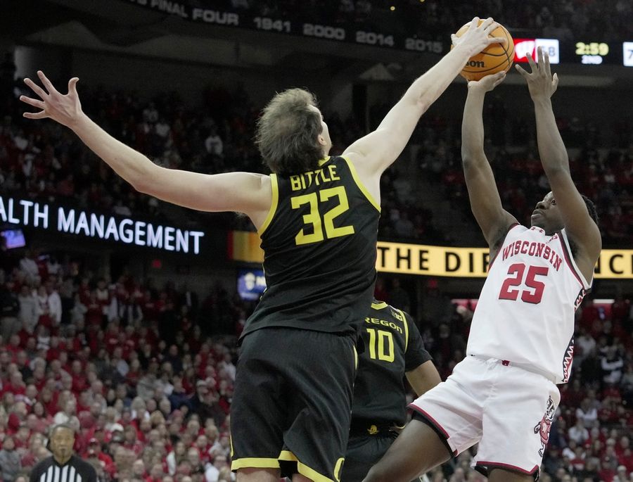 Deadspin | Top 25 roundup: Oregon chases down No. 11 Wisconsin in OT