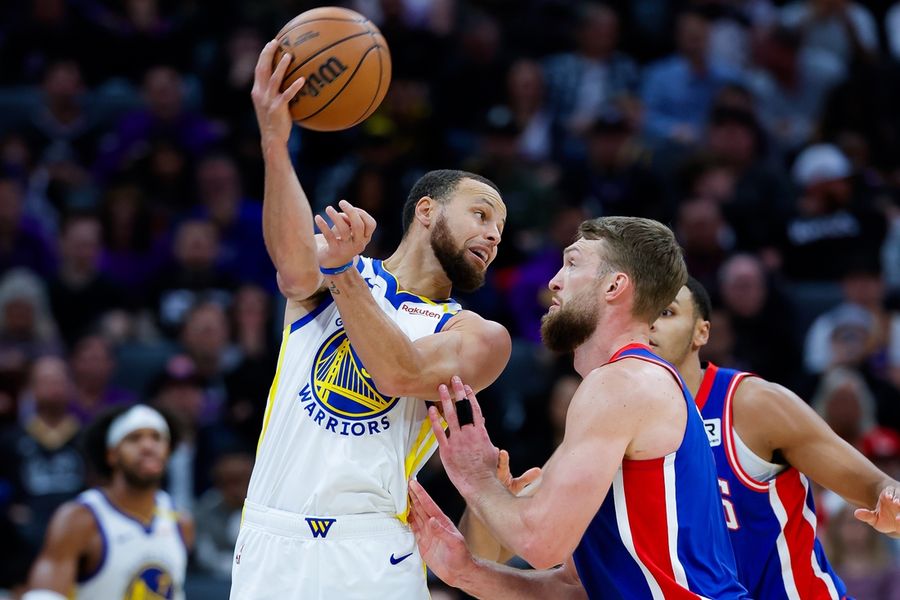 Deadspin | Warriors shoot their way past Kings