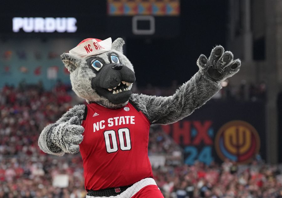 Deadspin | Women's Top 25 roundup: No. 10 NC State edges Miami late