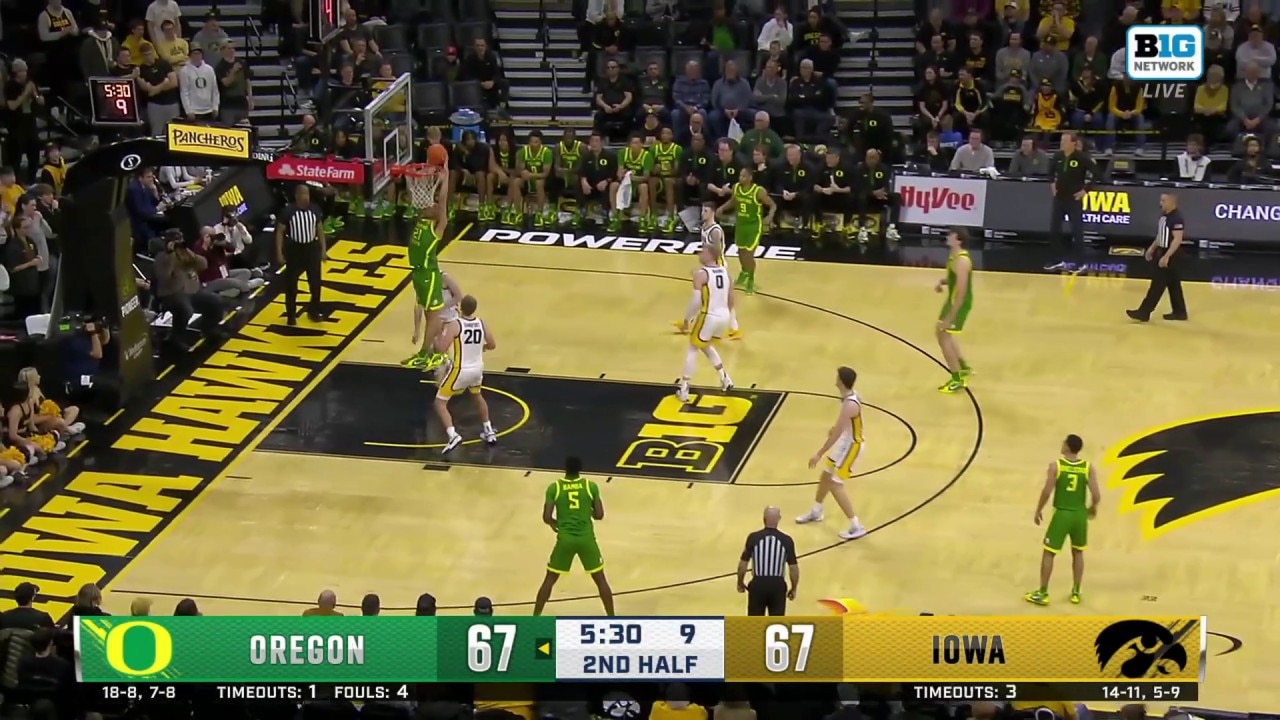 Oregon's Brandon Angel throws down slam dunk to take lead against Iowa