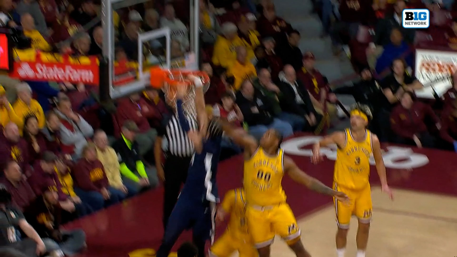 Penn State's Konan Niederhauser throws down slam dunk against Minnesota