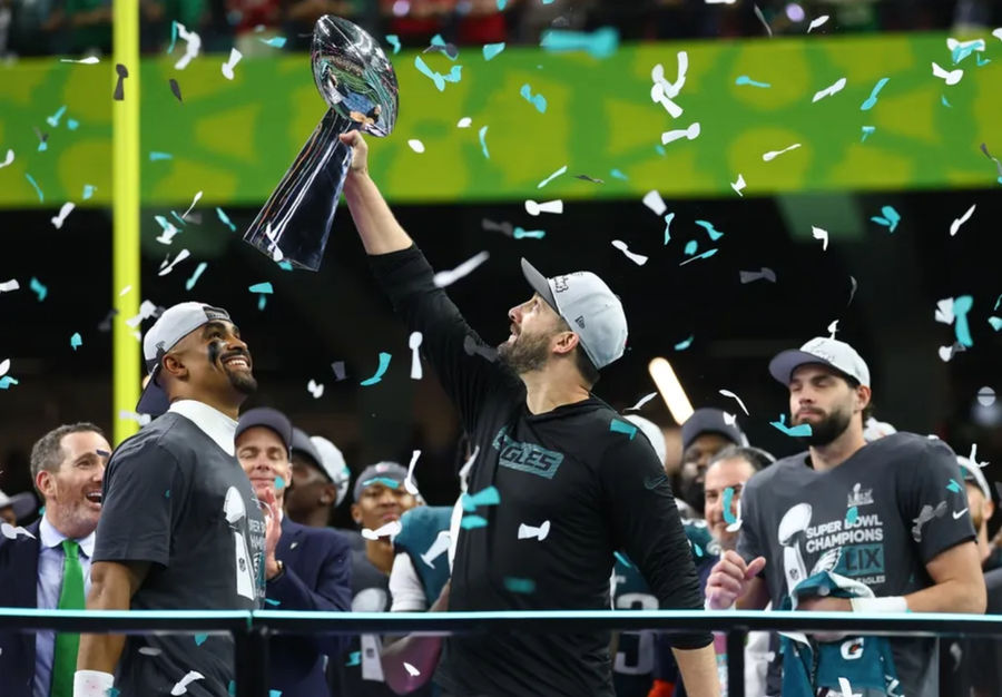 Travis Kelce’s Ex Girlfriend Celebrates Philadelphia Eagles Super Bowl Win on the Field | Deadspin.com