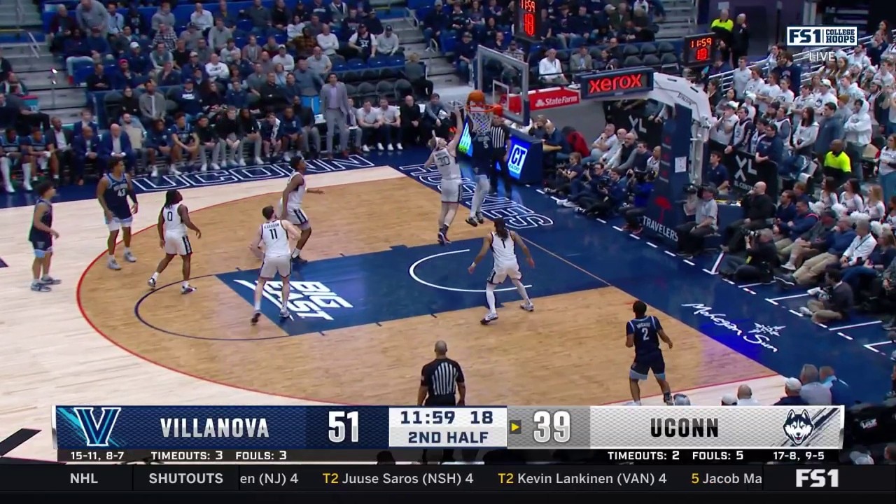 Wooga Poplar throws down a dunk, extending Villanova's lead over UConn