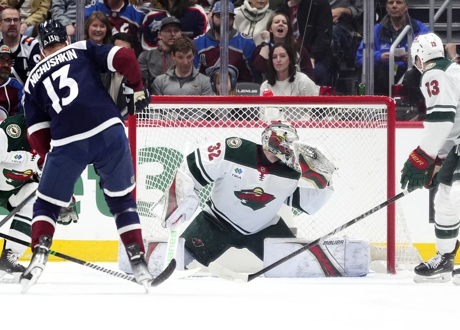 Deadspin | Avs ride 3-goal 2nd period to victory over Wild